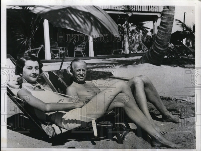 Load image into Gallery viewer, 1935 Press Photo Miami Beach Mr and Mrs Walter Relsinger of New York, house
