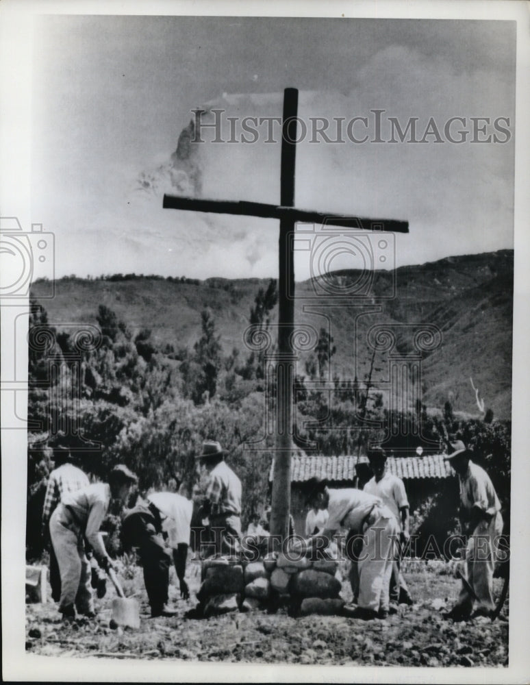 1952 Press Photo Villigers of Nanrahirca, Peru build a wooden cross