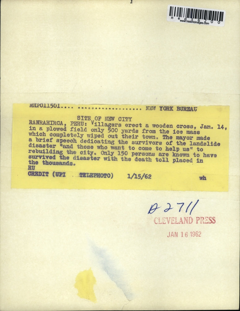 1952 Press Photo Villigers of Nanrahirca, Peru build a wooden cross