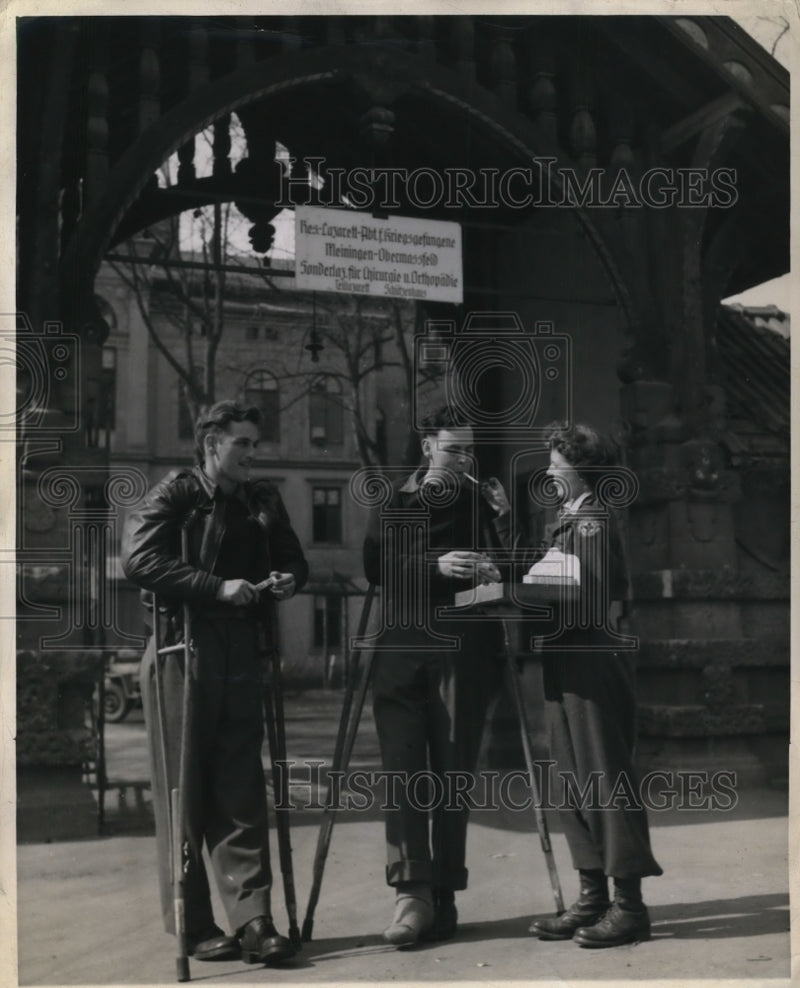 Load image into Gallery viewer, 1945 Press Photo Geraldine "Jerry" James, 2nd Lt. George Hawkins and
