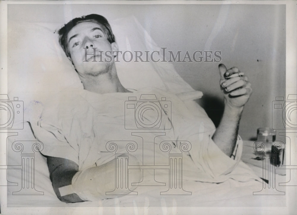 1939 Press Photo Elbert Snyder in hospital with bandage stump of his arm