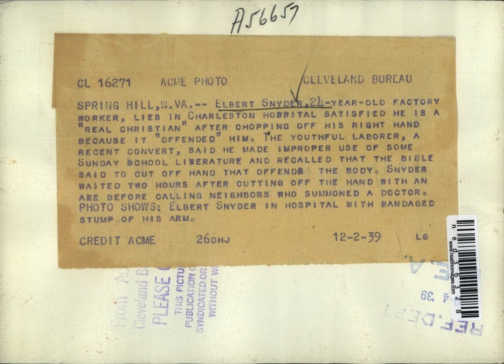 1939 Press Photo Elbert Snyder in hospital with bandage stump of his arm