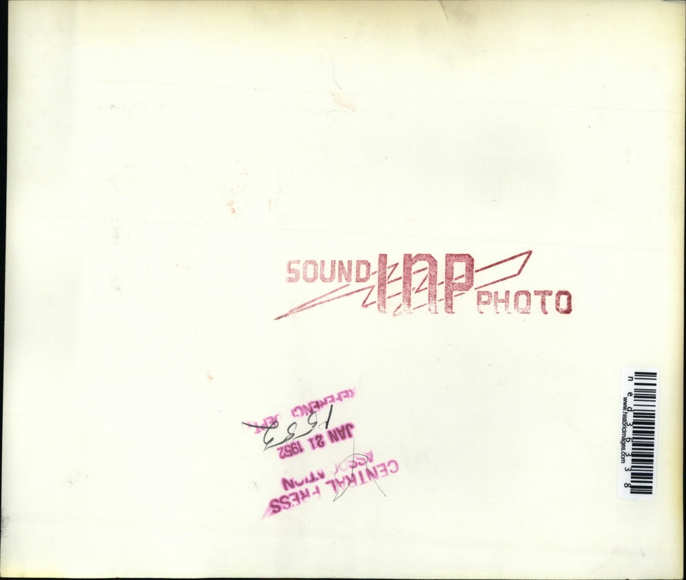 1952 Press Photo Reporter interviewing Countess Du Monceau De Bergendael