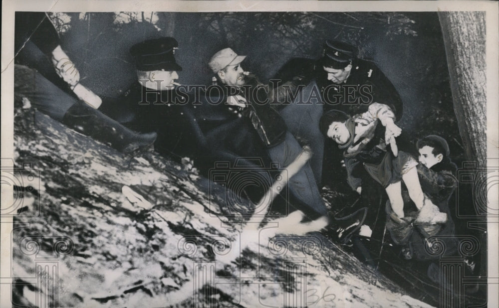 1952 Press Photo Michael Saunders found at the bottom of one hundred foot ravine