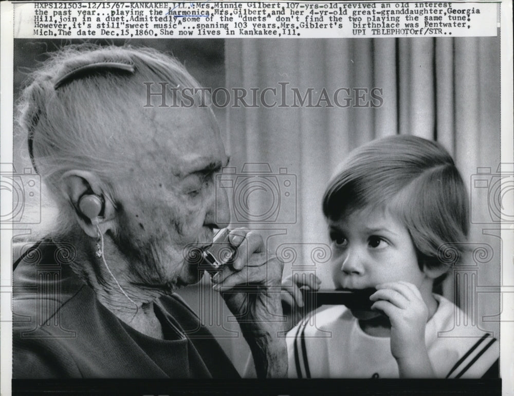 1967 Press Photo Minnie Gilbert 107 yr old, reviving her love for the harmonica