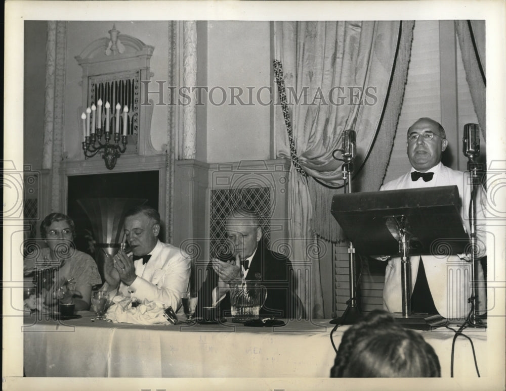 1941 Press Photo New York Postmaster addressing convention