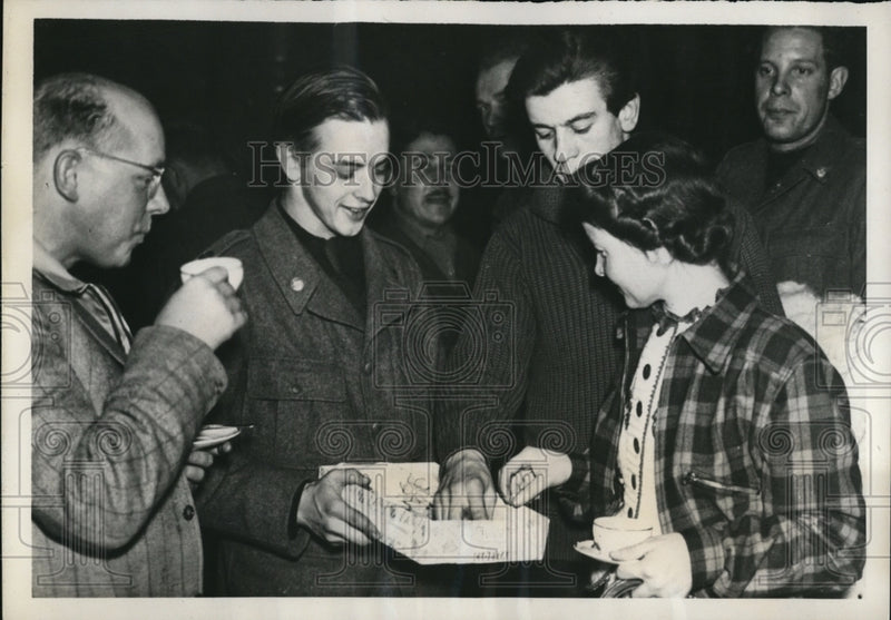 Load image into Gallery viewer, 1940 Press Photo Miss Sally Salminen visit Swedish Volunteers in Finland
