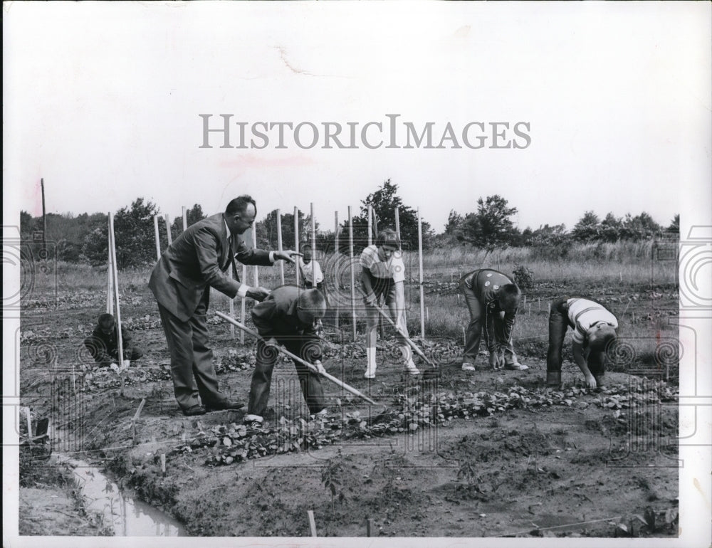 1960 Press Photo Mayor Andrew Rosbough and Green Thumb club members - ned36404