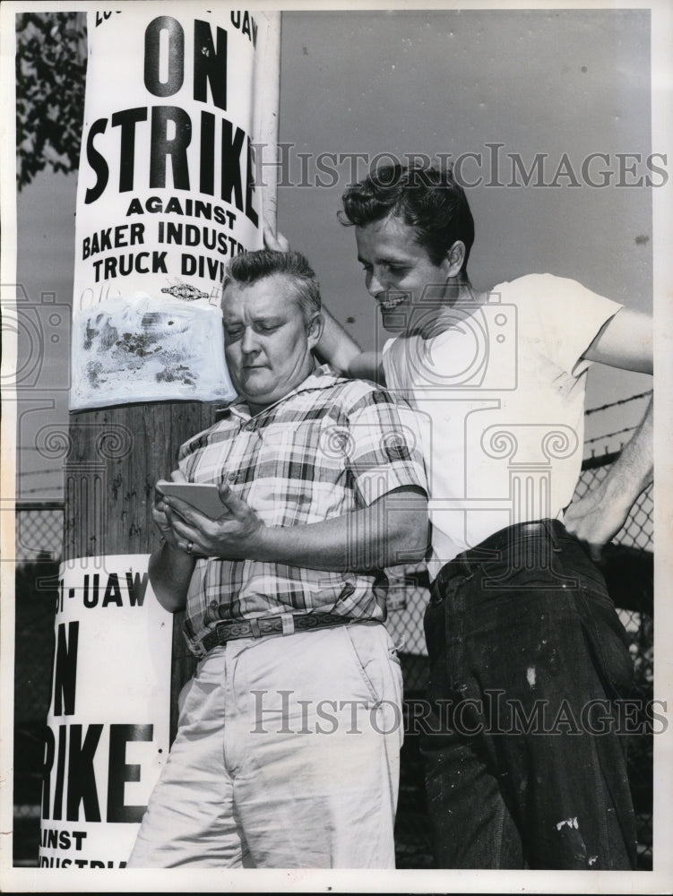 Load image into Gallery viewer, 1958 Press Photo Bill Ryder and Bob Foran United Auto Workers Strike Ohio
