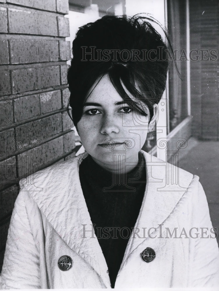 1967 Press Photo Bonnie Rutli posed for a photo opportunity