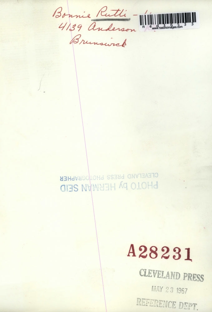 1967 Press Photo Bonnie Rutli posed for a photo opportunity