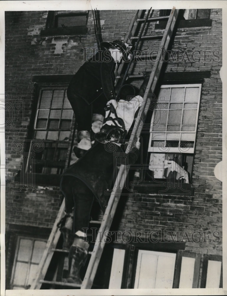 1939 Press Photo Philadelphia Firemen Earl Green Unemployed Asking Not To Jump