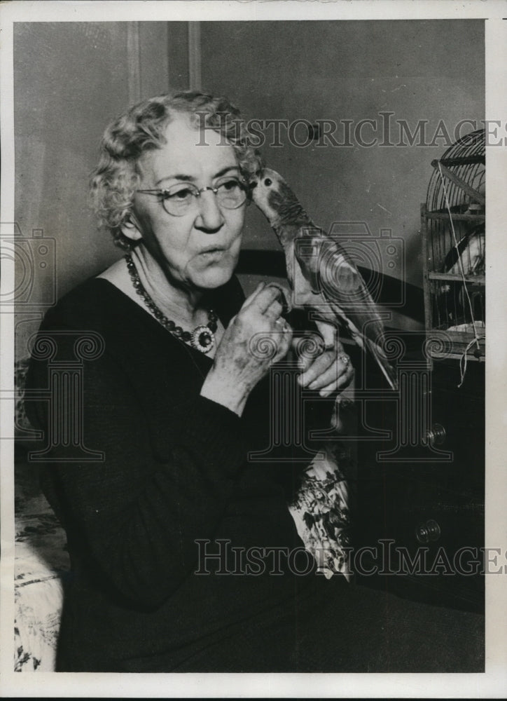 Load image into Gallery viewer, 1933 Press Photo Mrs. Anson Rogers, listens while one of her pet parrots
