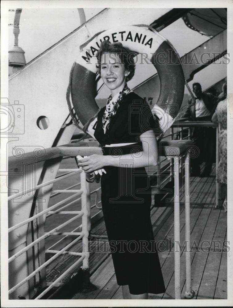 Load image into Gallery viewer, 1955 Press Photo Miss Margaret B. Reeder, Lakewood, Ohio, Sailing to Paris
