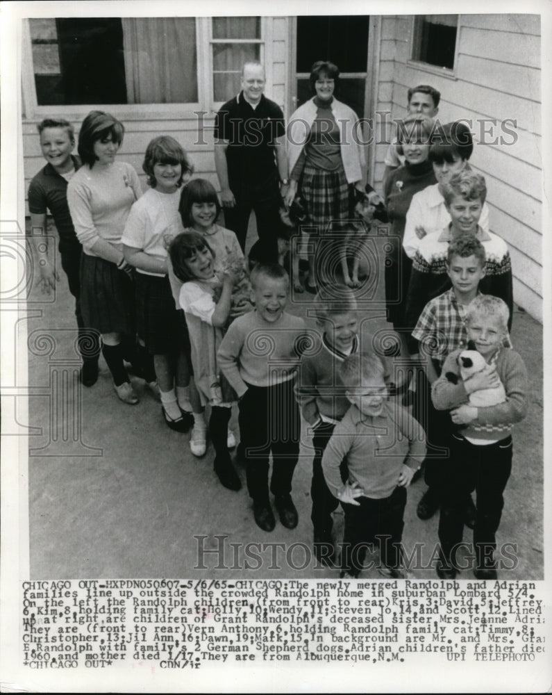 1965 Press Photo Chicago the newly merged Randolph and Adrian families line up