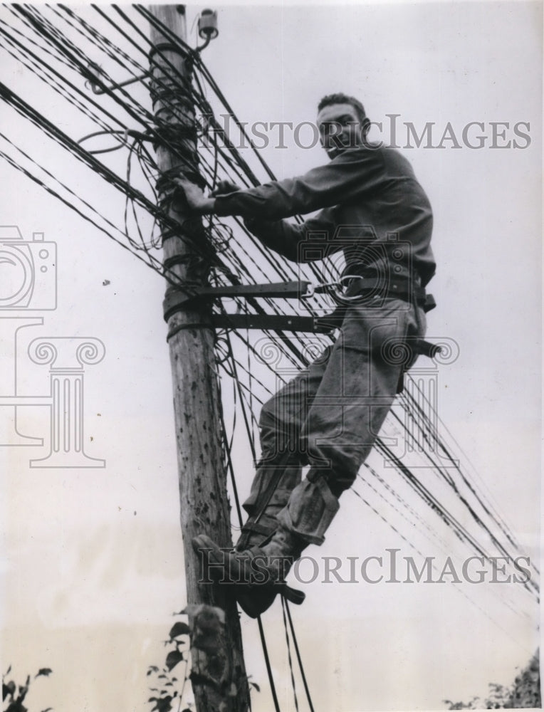 1944 Press Photo On The Line for the Signal Corps in France