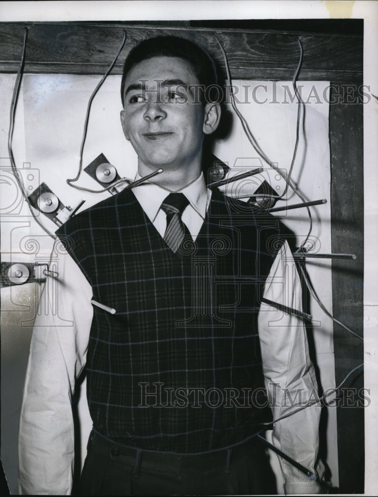 1954 Press Photo Paris A Paris inventor has created this Magnetic Silhouettor