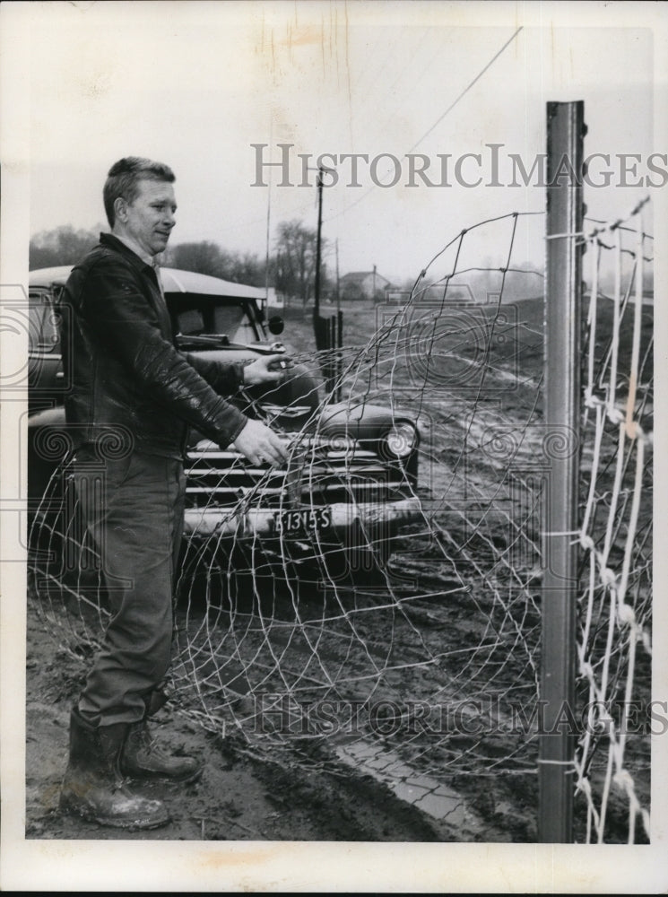 1959 Press Photo Le Roy Streby with wire fence