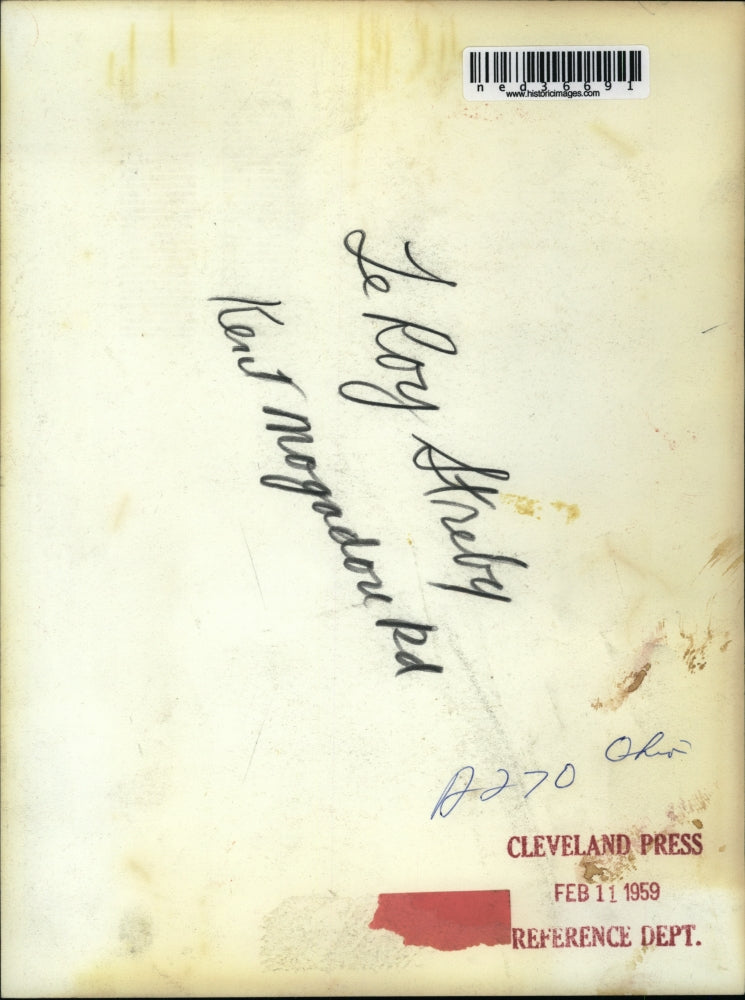 1959 Press Photo Le Roy Streby with wire fence