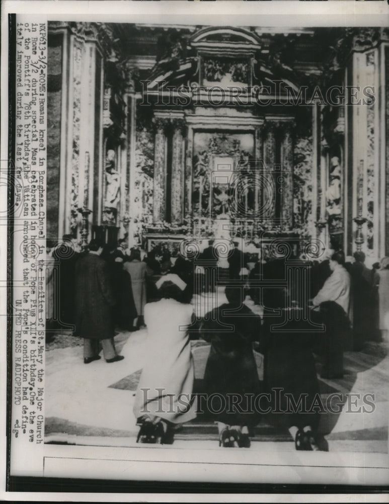 1954 Press Photo Romans kneeling in the Borghese Chapel