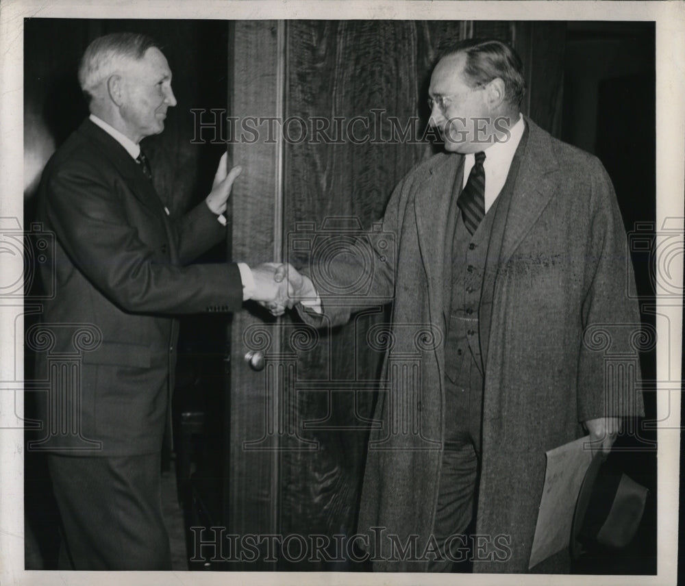 1944 Press Photo Sewell Avery greets Wayne Taylor