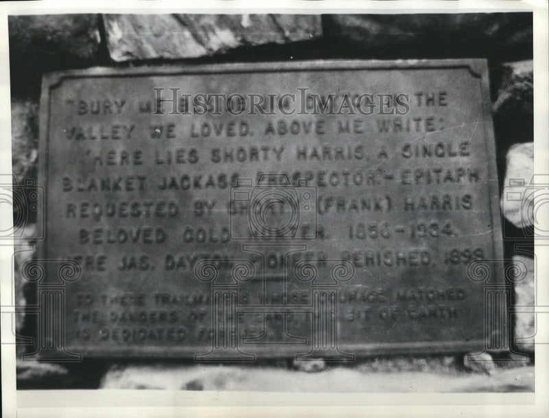 Load image into Gallery viewer, 1935 Press Photo Dedicated monument to the Late Shortly Harris
