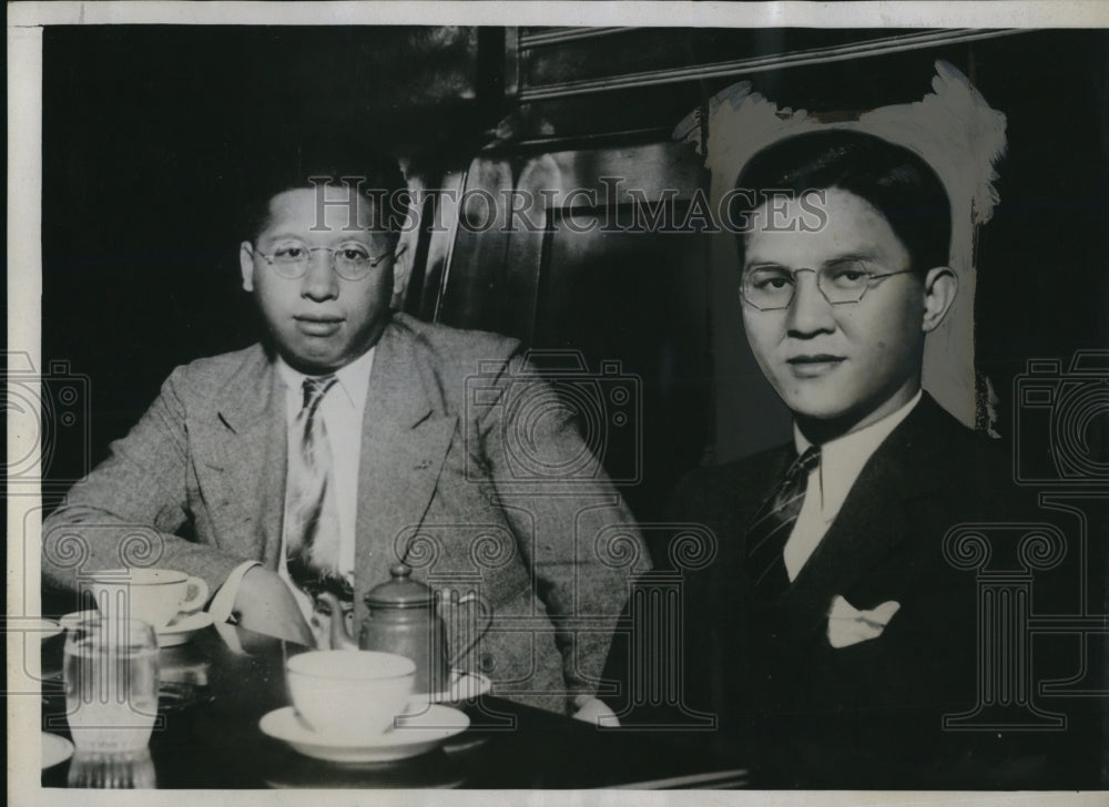 1935 Press Photo Daniek Shaw Sits With King Tung Chen During Noon Trial Recess