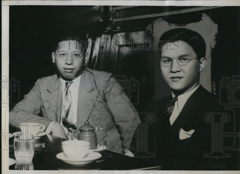 Load image into Gallery viewer, 1935 Press Photo Daniek Shaw Sits With King Tung Chen During Noon Trial Recess
