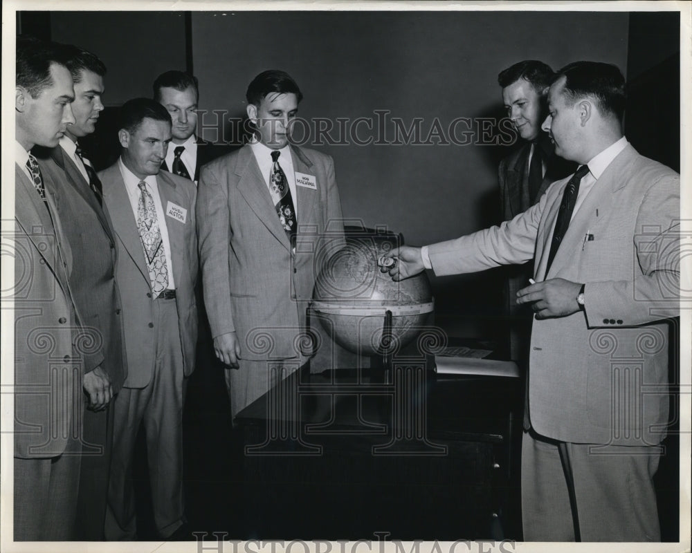 1957 Press Photo Naming the Flashlight and Battery Capitol of the World