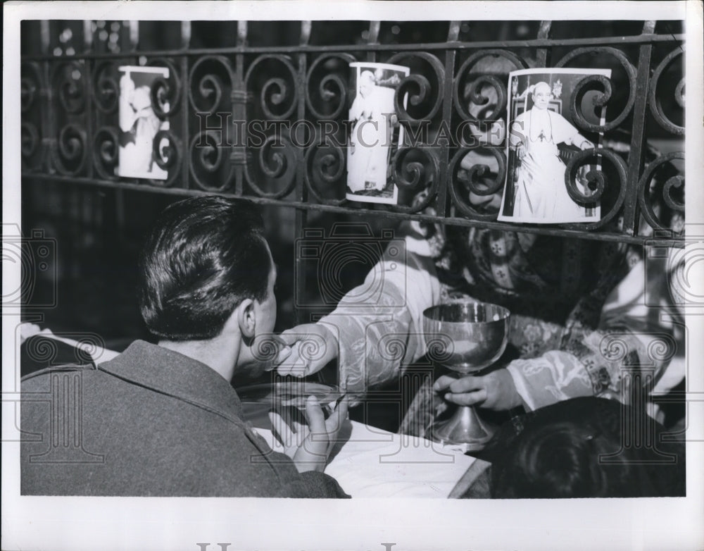 1954 Press Photo Communion Served during Mass held for Pope Vatican City