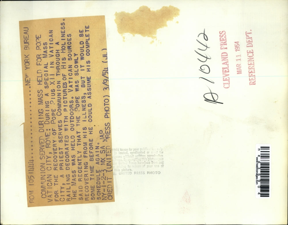 1954 Press Photo Communion Served during Mass held for Pope Vatican City