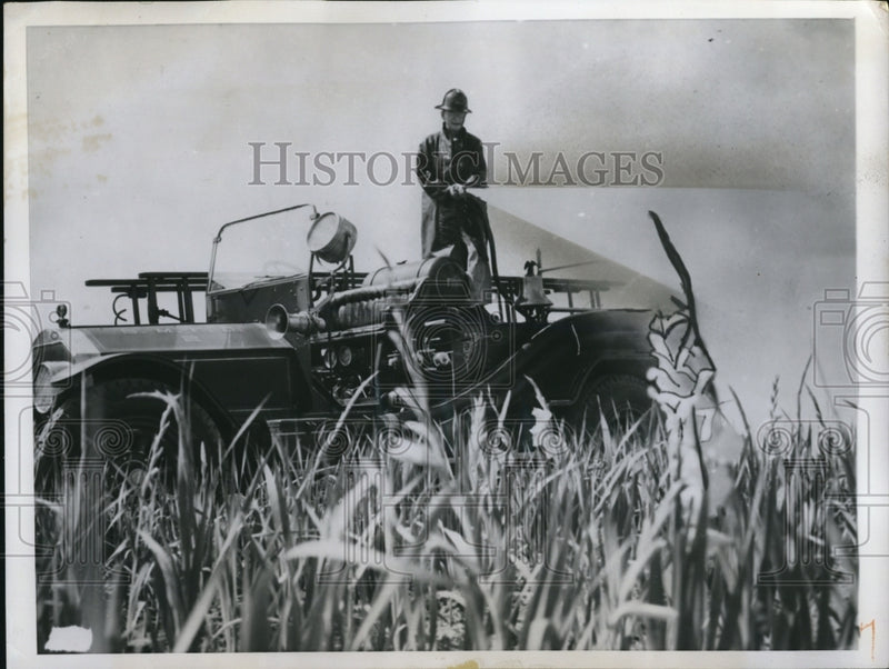 Load image into Gallery viewer, 1949 Press Photo Fire Engine used to his water Gladioli
