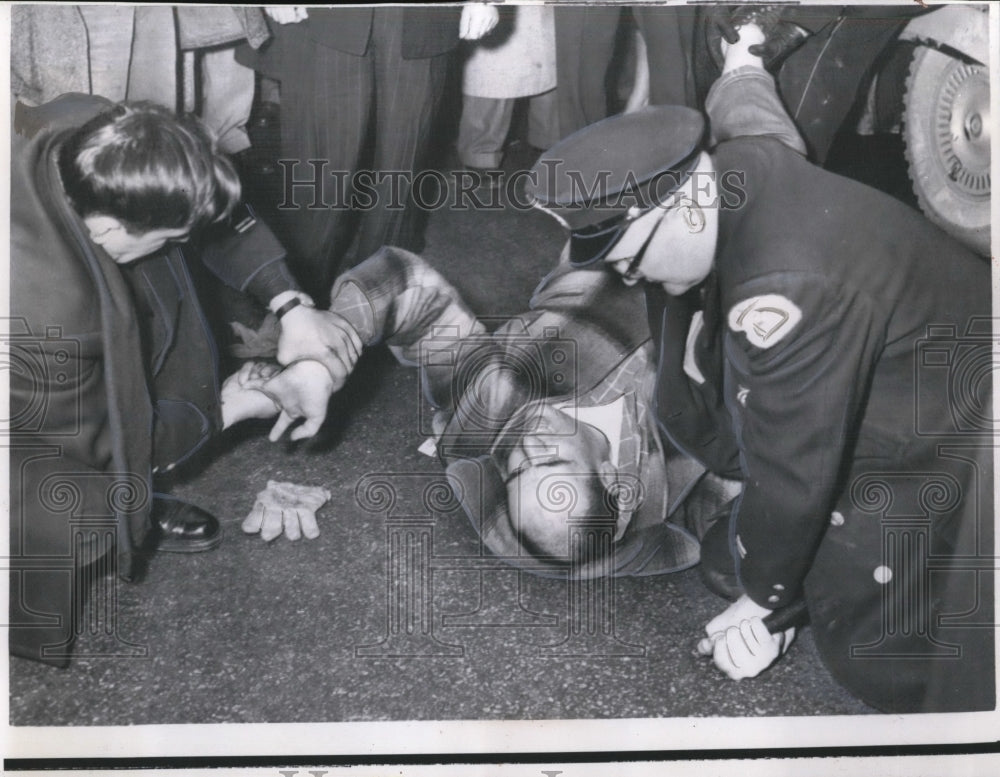 1958 Press Photo Police struggle with Kenneth Bender, 29 after he went beserk