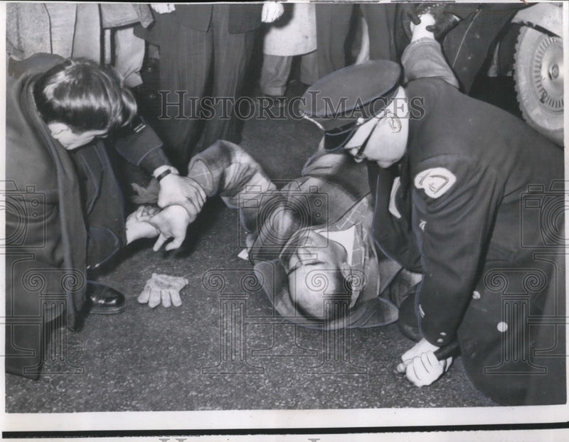 Load image into Gallery viewer, 1958 Press Photo Police struggle with Kenneth Bender, 29 after he went beserk

