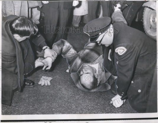 1958 Press Photo Police struggle with Kenneth Bender, 29 after he went beserk