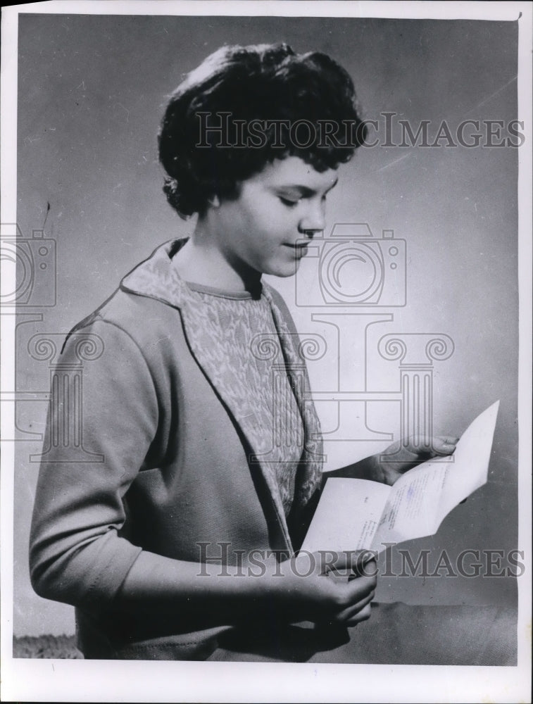1963 Press Photo Judith Kieth Sikes was pictured while reading