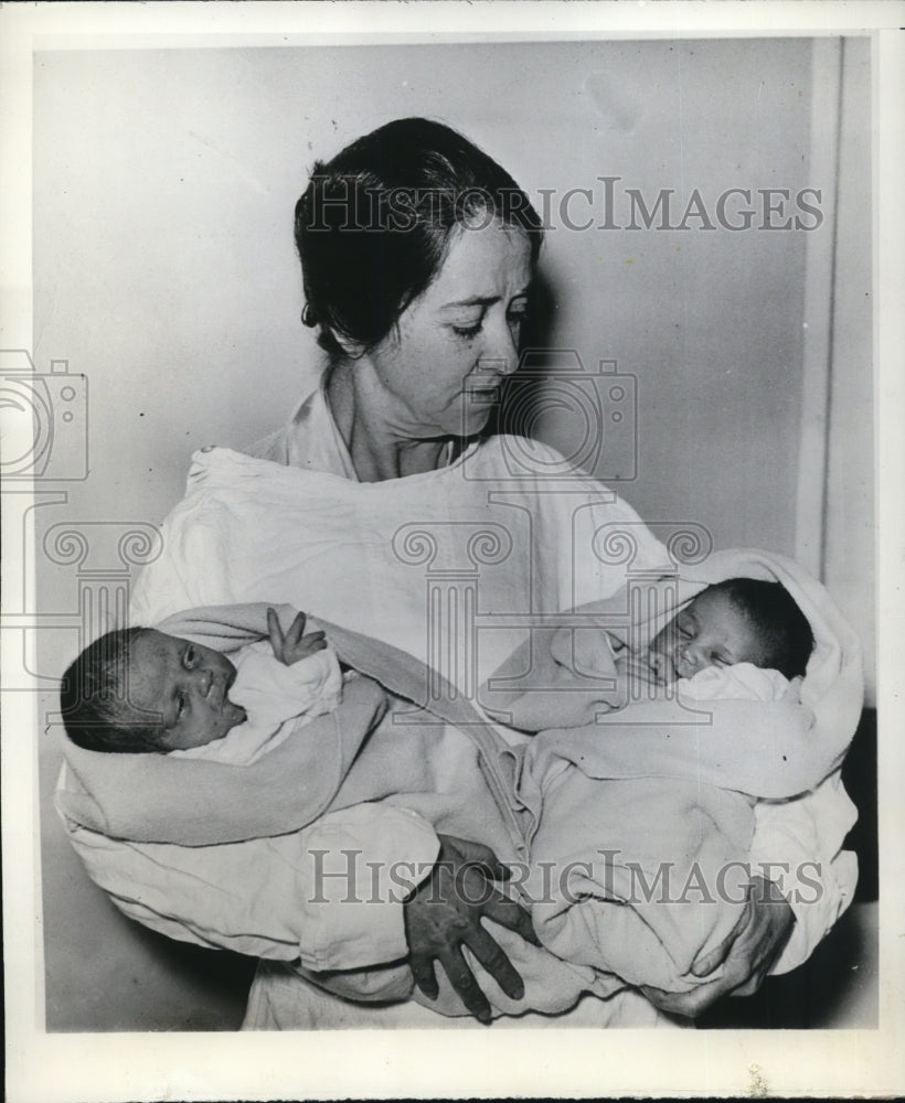 1934 Press Photo Twin girl babies in General Hospital, Cincinnati in the
