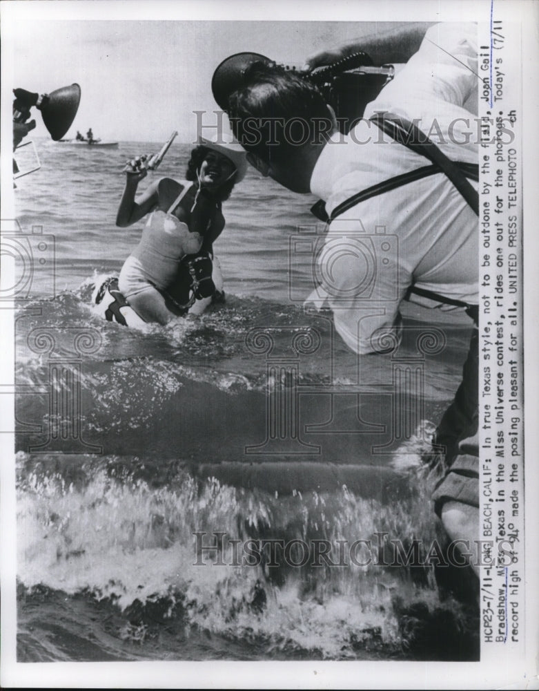 Load image into Gallery viewer, 1953 Press Photo Joan Gail Bradshow, Miss Texas, in Miss Universe contest
