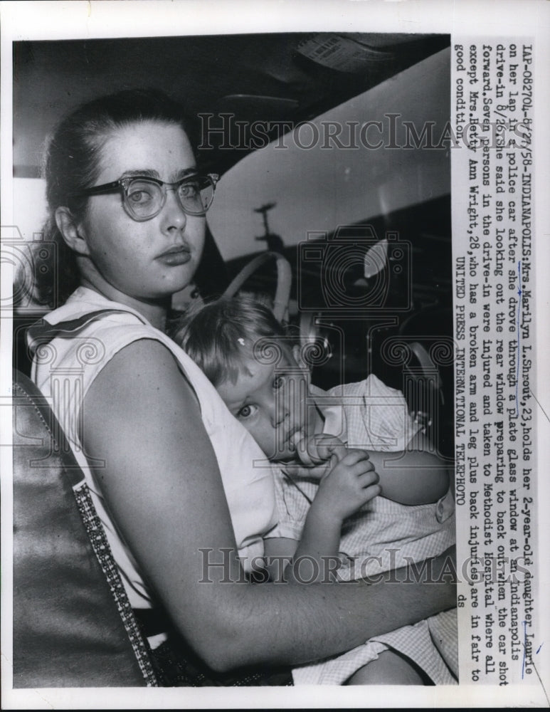 Load image into Gallery viewer, 1958 Press Photo Marilyn Shrout with daughter Laurie in police custody
