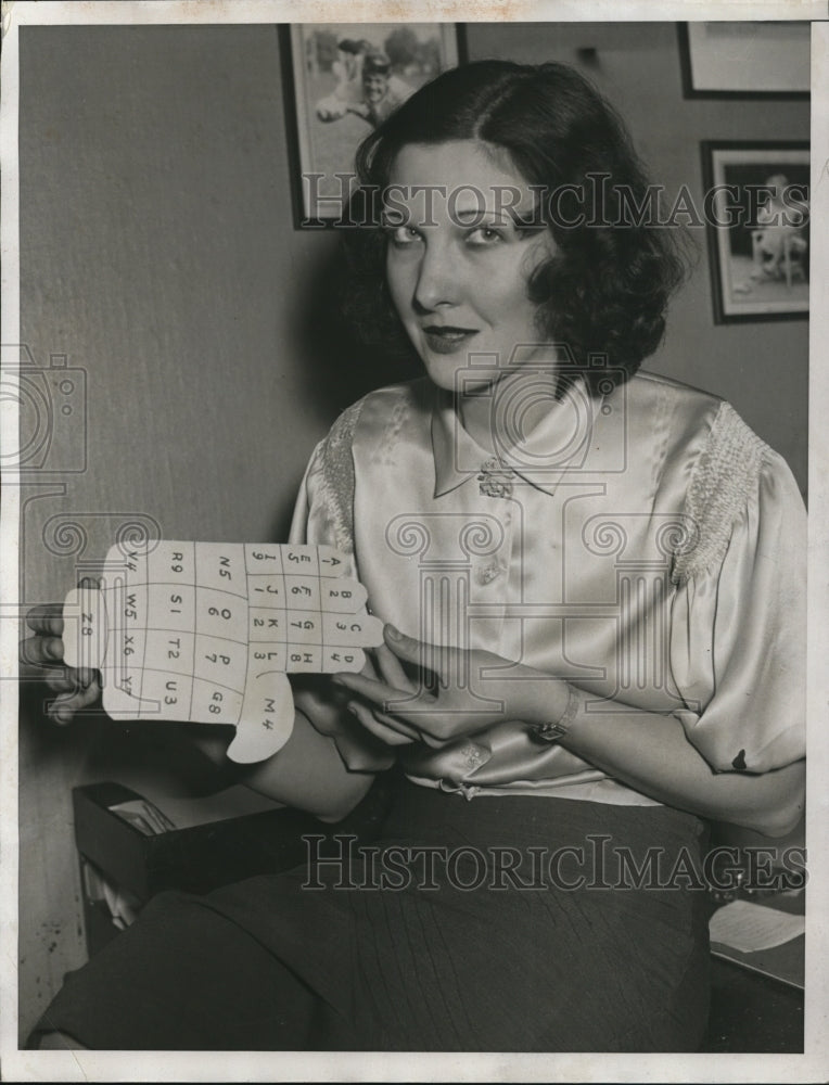1933 Press Photo Lucille Rose with the Hand of Fatima - ned37013
