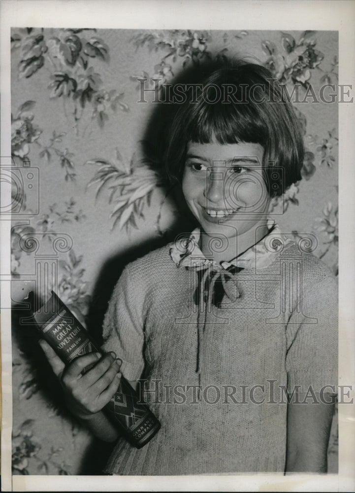 1937 Press Photo A Little Hero