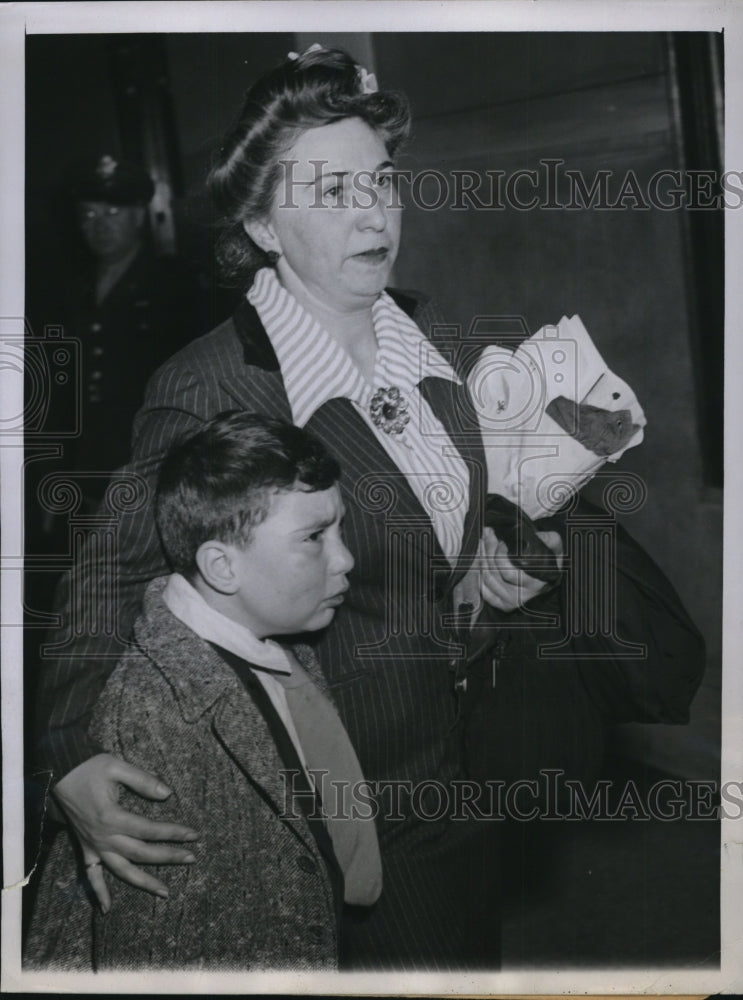 1944 Press Photo Mrs. Reba L. Goodman and his son Melvin Goodman after trial.