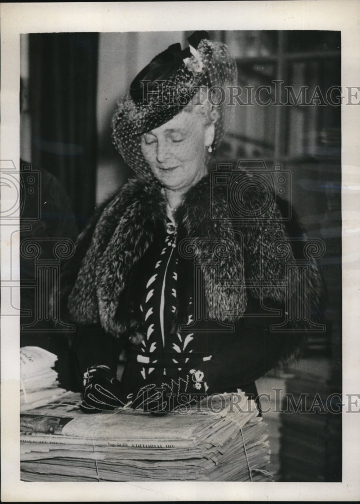 Load image into Gallery viewer, 1940 Press Photo Princess Alice, Countess of Athlone at the Canadian Red Cross
