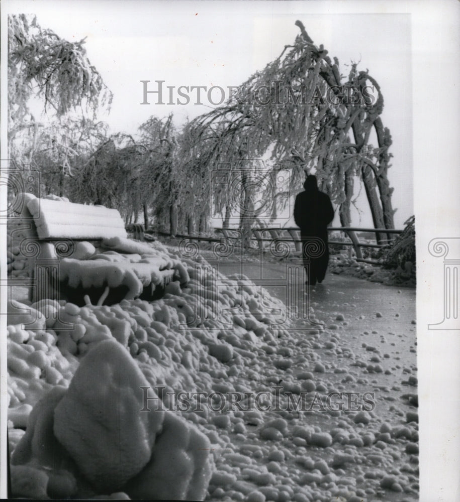 1958 Press Photo Niagara Falls Canada dipping temperatures covered all of Canada