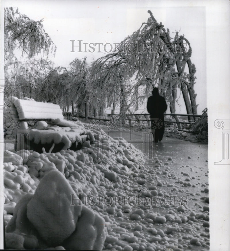 Load image into Gallery viewer, 1958 Press Photo Niagara Falls Canada dipping temperatures covered all of Canada
