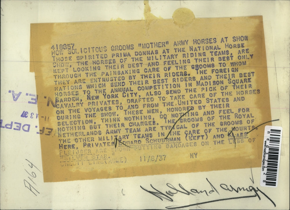 1937 Press Photo Grooms "mother" Army horses at show those spirited prima donnas