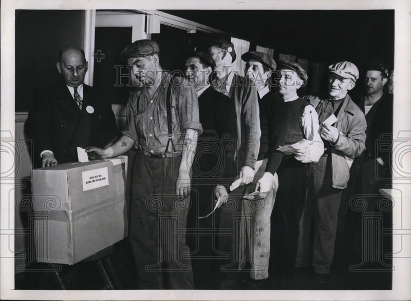 Load image into Gallery viewer, 1945 Press Photo John Raab casts truck driver union strike vote - ned37146
