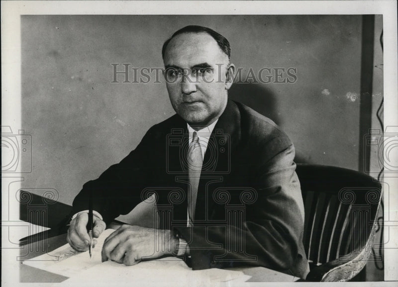 Load image into Gallery viewer, 1933 Press Photo Dr. Floyd W. Reeves Shown At His Desk In Department Of Interior
