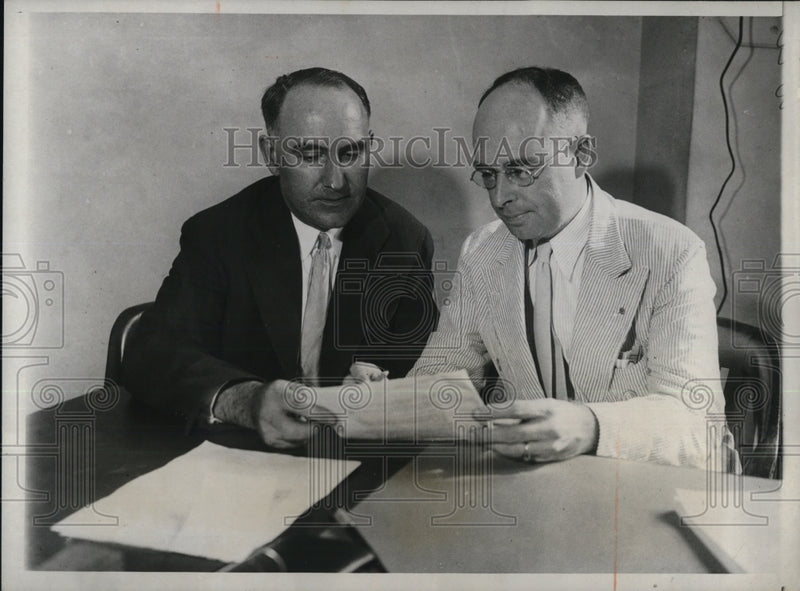 Load image into Gallery viewer, 1933 Press Photo Dr. Floyd Reeves &amp; Earle Draper Discuss Problems That Face Them

