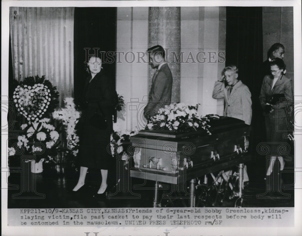 1953 Press Photo Friend Of Bobby Greenloase Pay Their Last Respects